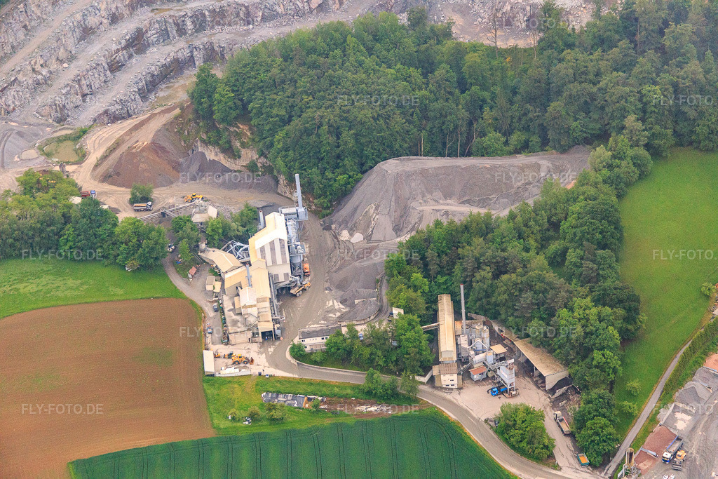 Luftbild: Steinbruch von Röhrig granit GmbH im Morgendunst im Ortsteil Sonderbach in Heppenheim im Bundesland Hessen in Deutschland. Foto: IMG_089233.jpg vom 25.05.2016 durch Werner Riehm/FLY-FOTO.deRöhrig Granit - Innovationen im Einklang mit der Natur
