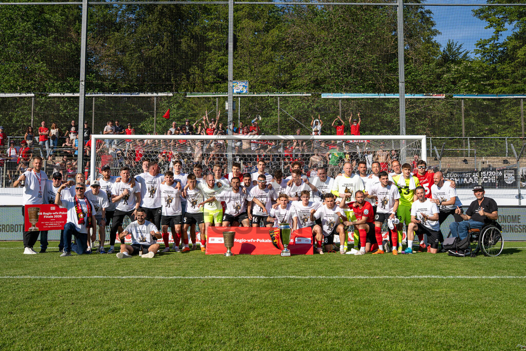 Stuttgarter Kickers vs. SG Sonnenhof Großaspach, Fussball, WFV-Pokal, Finale, 23.05.2026 | Siegerbild mit Fans,Stuttgarter Kickers vs. SG Sonnenhof Großaspach, Fussball, WFV-Pokal, Finale, 23.05.2026