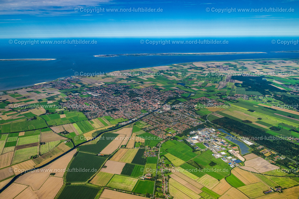 Norden_Norddeich_ELS_7173050923 | NORDEN 05.09.2023 Stadtgebiet mit Außenbezirken und Innenstadtbereich in Norden mit Feldern und Wiesen im Bundesland Niedersachsen, Deutschland. // Urban area with outskirts and inner city area in the north with fields and meadows in the state of Lower Saxony, Germany. Foto: Martin Elsen