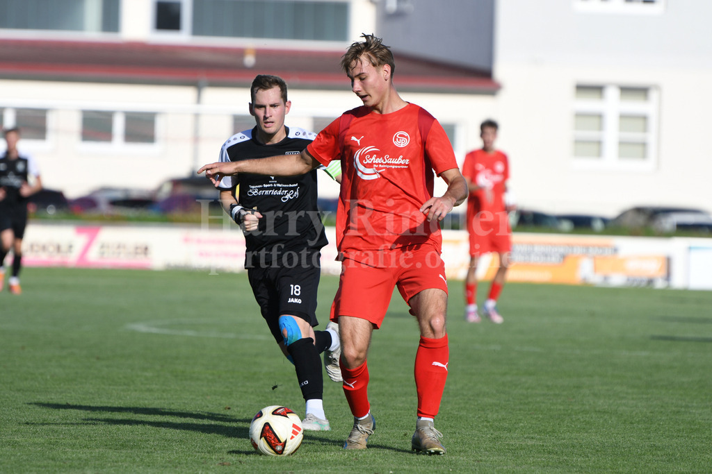 SpVgg Plattling : SpVgg GW Deggendorf | Rafael Oslislo (SpVgg Plattling) gegen Matthias Schaefer (SpVgg GW Deggendorf #18) - Realisiert mit Pictrs.com