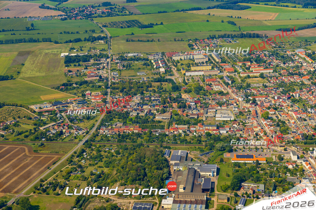 Luftbild der Stadt Tangerhütte - Das Luftbild wurde 2025 vom UL-Flugzeug heraus erstellt ( keine Drohnenaufnahme ) - Hochauflösende Luftaufnahme - für Wandbilder und großformatige Ausdrucke geeignet. Das besondere Geschenk!Hier alle&nbsp;Infos zur Lizenzierung der LuftaufnahmeWir fliegen auch dieses Jahr wieder in Ihre Region um Luftbilder zu erstellen.- Luftbild anfragen