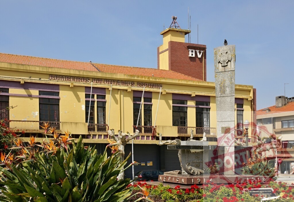 Bombeiros Voluntários Espinho building and city monument | Espinho fire station and monument in a city environment featuring flowers - Realisiert mit Pictrs.com