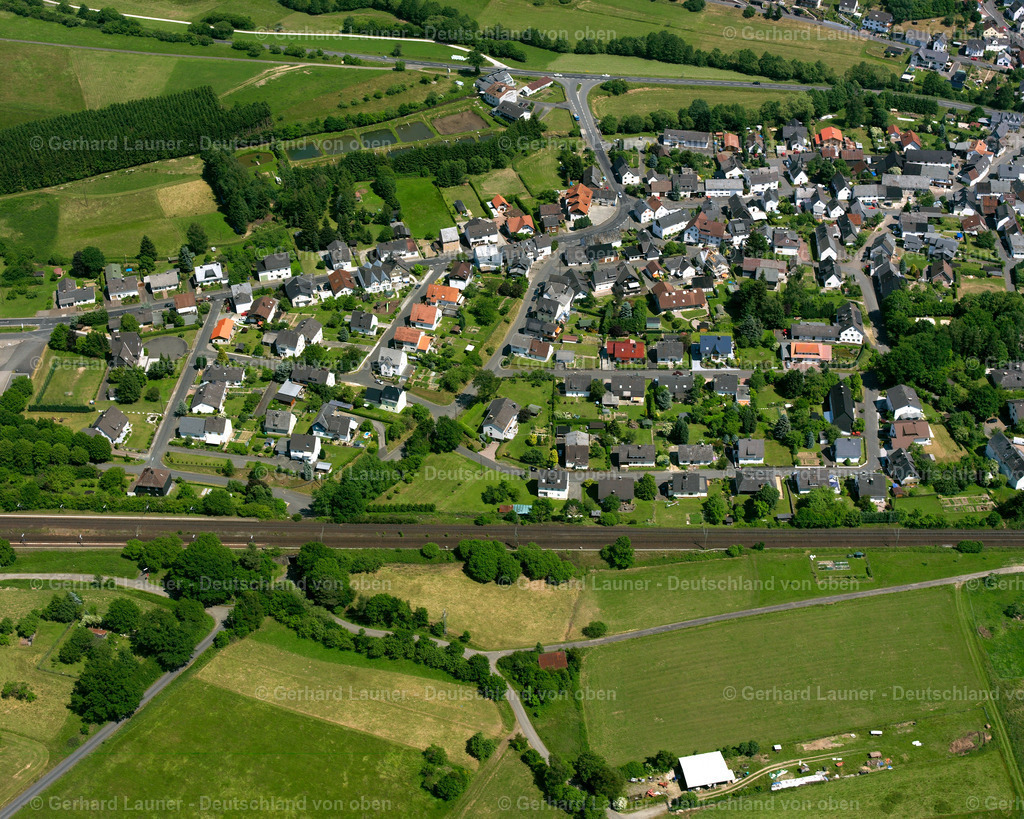 2611183 | RODENBACH 09.06.2006 Landwirtschaftliche Nutzflächen und Feldgrenzen  umsäumen das Siedlungsgebiet des Dorfes in Rodenbach im Bundesland Hessen, Deutschland // Agricultural land and field boundaries surround the settlement area of the village  in Rodenbach in the state Hesse, Germany Foto: Gerhard Launer