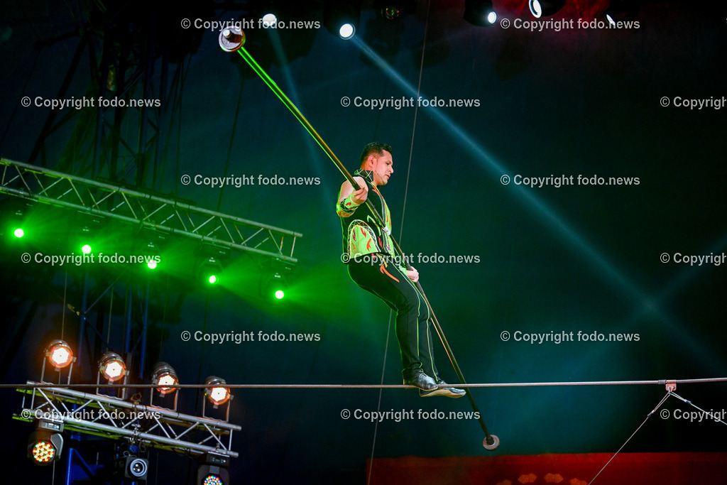 Zirkus Louis Knie_ 17.02.2024-8 | 17.02.2024, Linz, AUT, Circus Louis Knie 2024, im Bild Circus, Zirkus, Zelt, Artisten, Kuenstler, Trapez, Show, Clown, Zuschauer, Hunde, Ponys, Licht, Musik, Akrobaten, Akrobatik, Luftakrobatik