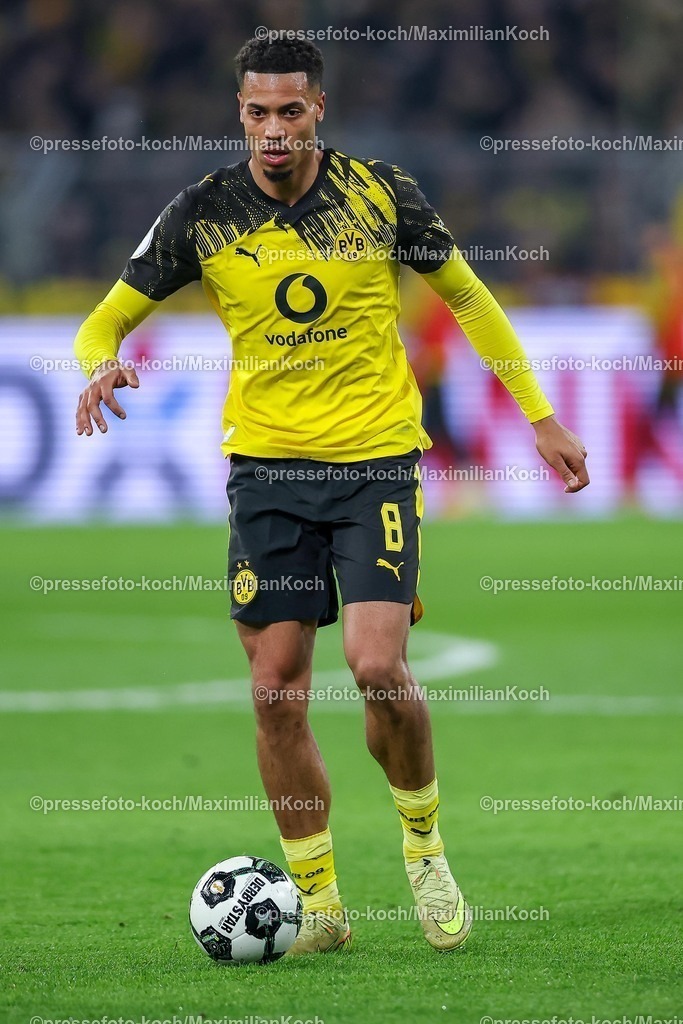 BVB02122501121 | 02.12.2025, Fußball, DFB-Pokal, Borussia Dortmund - Bayer 04 Leverkusen, Achtelfinale, Signal Iduna Park, Saison 2025 2026: Felix Nmecha (BVB #08) DFB regulations prohibit any use of photographs as image sequences and or quasi-video.