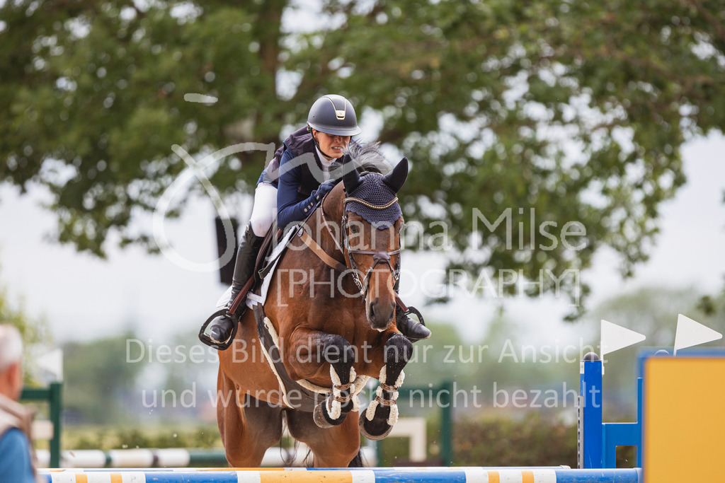 240614_Lemwerder_M2-Springen-437 | Deine schönsten Turniermomente als professionelle Fotos! Entdecke hochwertige Pferdesport-Fotografie im Online-Shop. Jetzt Fotos finden & bestellen!