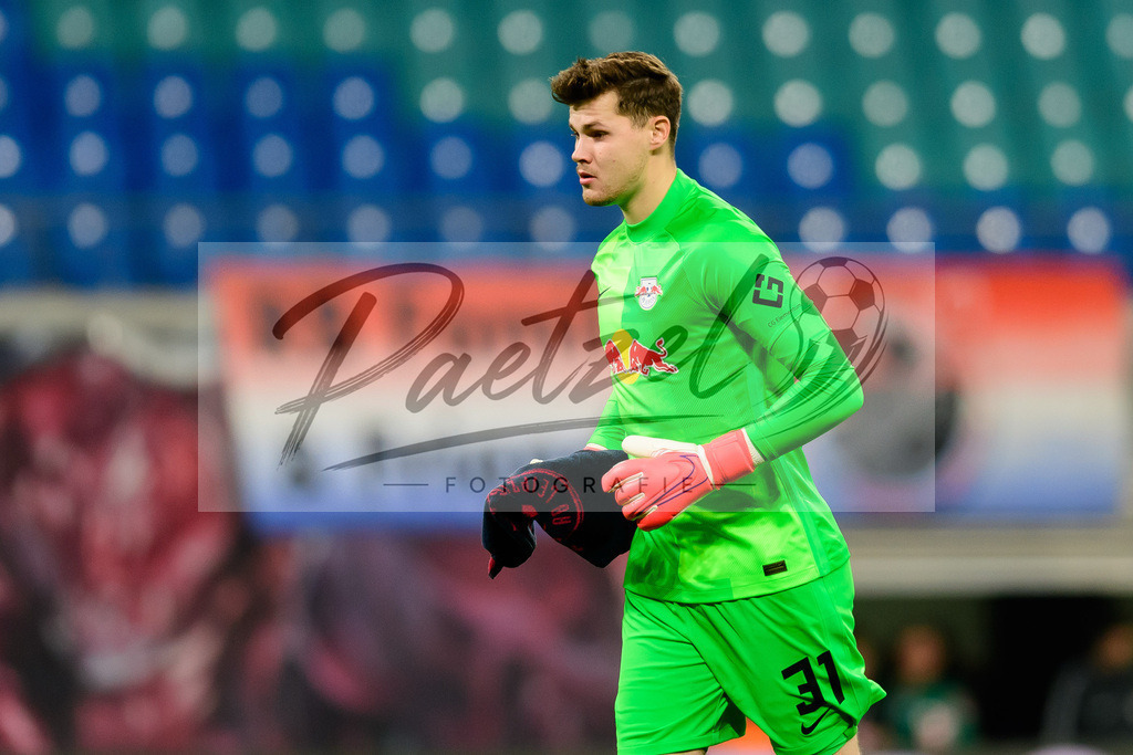RBLLEV20211128_100 | Fussball, Herren: Torwart Josep Martinez (RB Leipzig) schaut bei dem Spiel der 1. Bundesliga zwischen RB Leipzig und Bayer 04 Leverkusen in der Red Bull Arena am 28.11.2021 in Leipzig, Deutschland.DFB / DFL REGULATIONS PROHIBIT ANY USE OF PHOTOGRAPHS AS IMAGE SEQUENCES AND/OR QUASI-VIDEO. - Realisiert mit Pictrs.com