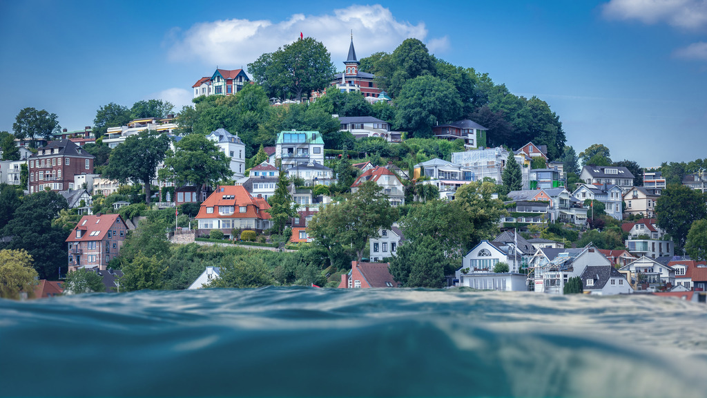 Blankenese mit Welle Posterdruck | Exklusive Hamburg collagen, tolle Segelbilder und viele weitere tolle Motive auf Leinwand, Poster, Alu-Dibond, u.v.m. findet Ihr bei uns auf hamburgbild.de. Findet Euer Wandbild für Euer Zuhause, Büro oder die  Praxis…. - Realisiert mit Pictrs.com