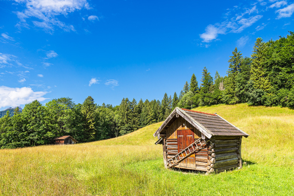 Heuhütte in den Buckelwiesen zwischen Mittenwald und Krün | Heuhütte in den Buckelwiesen zwischen Mittenwald und Krün.