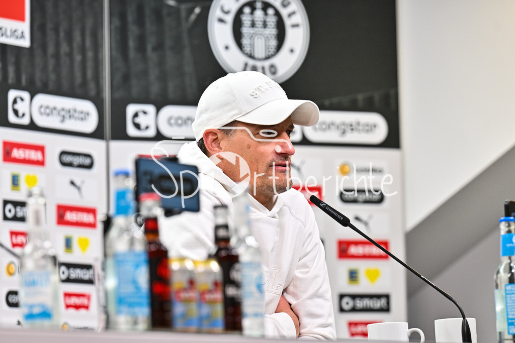FC St. Pauli - FC Bayern München | sT. PAULI, DEUTSCHLAND - 11. APRIL: im Bild Alexander BLESSIN Trainer FC St. Pauli auf der Pressekonferenz / Einzelfoto / Freisteller nach dem Bundesligamatch zwischen dem FC St. Pauli und dem FC Bayern München am 29. Spieltag im Millerntor Stadion / DFL REGULATIONS PROHIBIT ANY USE OF PHOTOGRAPHS AS IMAGE SEQUENCES AND/OR QUASI-VIDEO