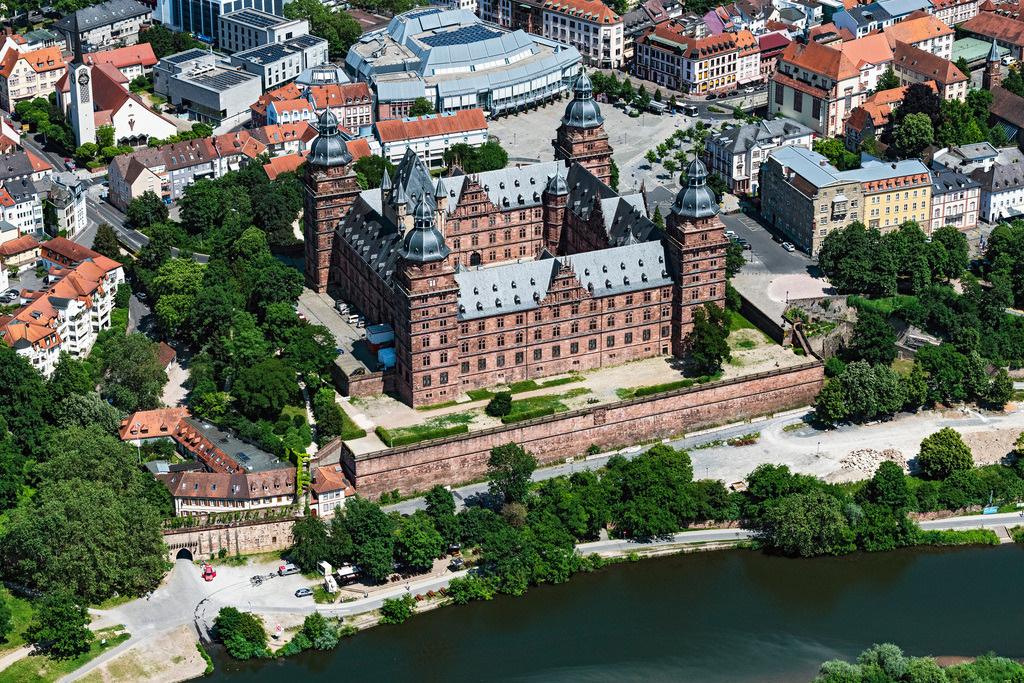 dr__0067447.jpg | ASCHAFFENBURG 17.06.2021 Gebäude und der Schloßpark- Anlagen des Wasserschloß Johannisburg in Aschaffenburg im Bundesland Bayern. // Building and castle park systems of water castle Johannisburg in Aschaffenburg in the state Bavaria. Foto: Daniel Reiter