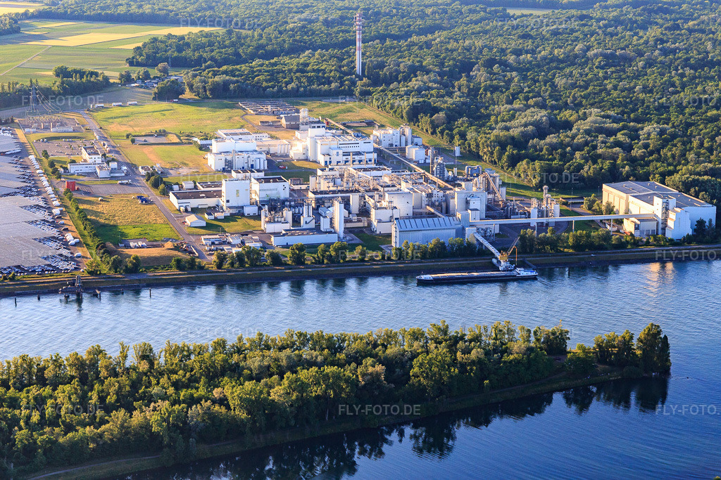 Luftbild: Zone Industrielle et Portuaire mit Industrieanlagen am Rhein der Jungbunzlauer S.A. und TEREOS Starch & Sweeteners Europe in Marckolsheim im Bundesland Bas-Rhin in Frankreich.Foto: IMG_147921.jpg vom 30.05.2025 durch Werner Riehm/FLY-FOTO.deJungbunzlauer - Your partner for ingredient excellenceGroupe coopératif sucrier français - Tereos