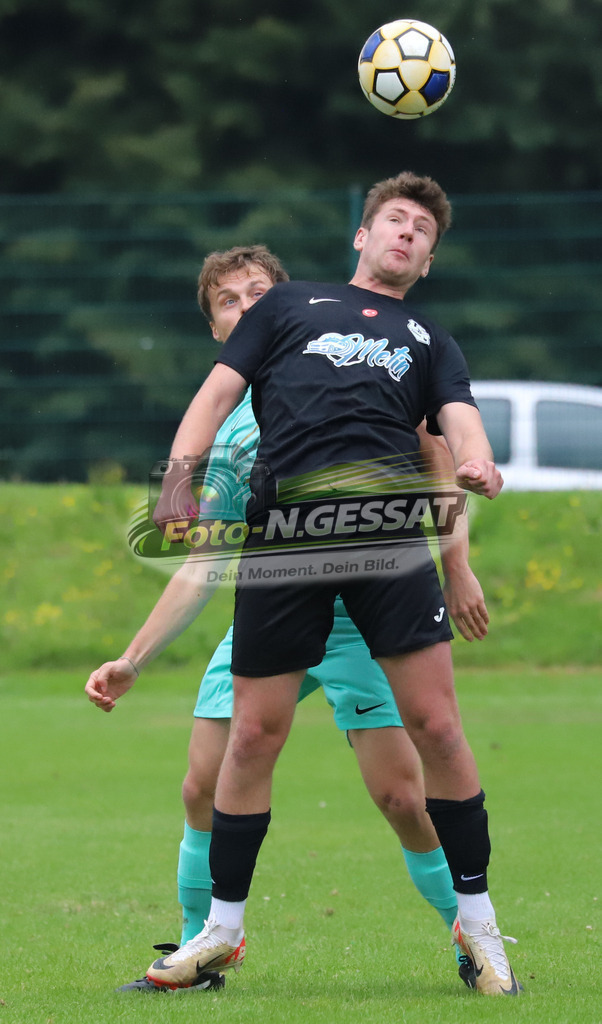 International Bünde - TSV Löhne | Auf dem Bild zu sehen: türkis International Bünde: Daniel Seemann ; schwarz TSV Löhne: Oleh MylymukaInternational Bünde, TSV Löhne, Saison 25/26, Kreispokal, Muckum, Deutschland - Realisiert mit Pictrs.com