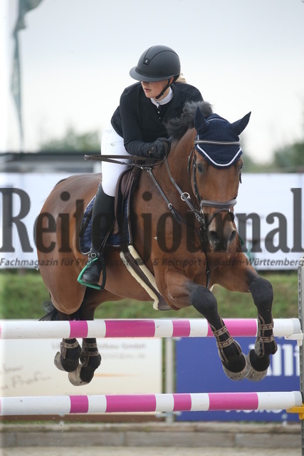 Durmersheim_2022_Prfg.Nr.04_Zwei-Phasen-Springen_Kl.S_Lilly Schmitt_Montreau M (6) | Alle Fotos der Reiterjournal Fotografin Doris Matthaes im Reiterjournal Online-Fotoshop. - Realisiert mit Pictrs.com