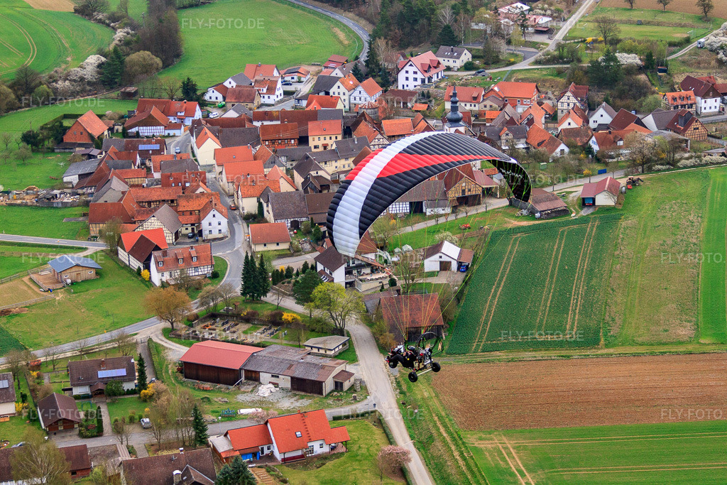Luftbild: Dorfansicht aus Westen im Ortsteil Bahra in Mellrichstadt im Bundesland Bayern in Deutschland. Foto: IMG_63995.jpg vom 04.04.2014 durch Werner Riehm/FLY-FOTO.de