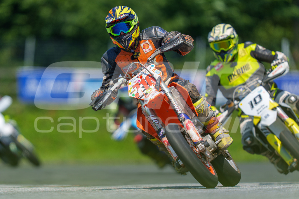 G-Cup + Supermoto Staatsmeisterschaft + Hungarian Supermoto Championship | GRIPcapture steht für authentische Sportfotografie in Österreich – für Momente, die mehr sind als Geschwindigkeit oder Ergebnis. Es geht um Emotion, Spannung, Fokus und den Augenblick, der oft nur einen Wimpernschlag dauert.Ob Motorsport, Teamsport oder 