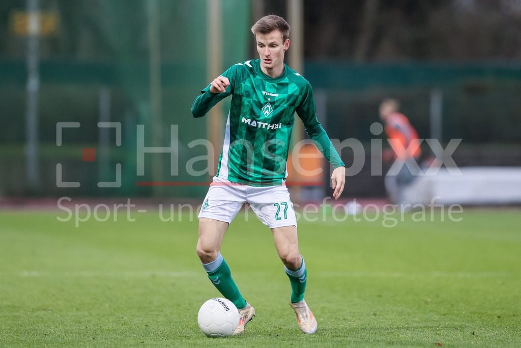 Fussball, Regionalliga Nord, SV Werder Bremen II - BSV Kickers Emden | v.li.: Ole Schulz (SV Werder Bremen II, 27) am Ball, Freisteller, Einzelbild, Ganzkörper, Aktion, Action, Spielszene