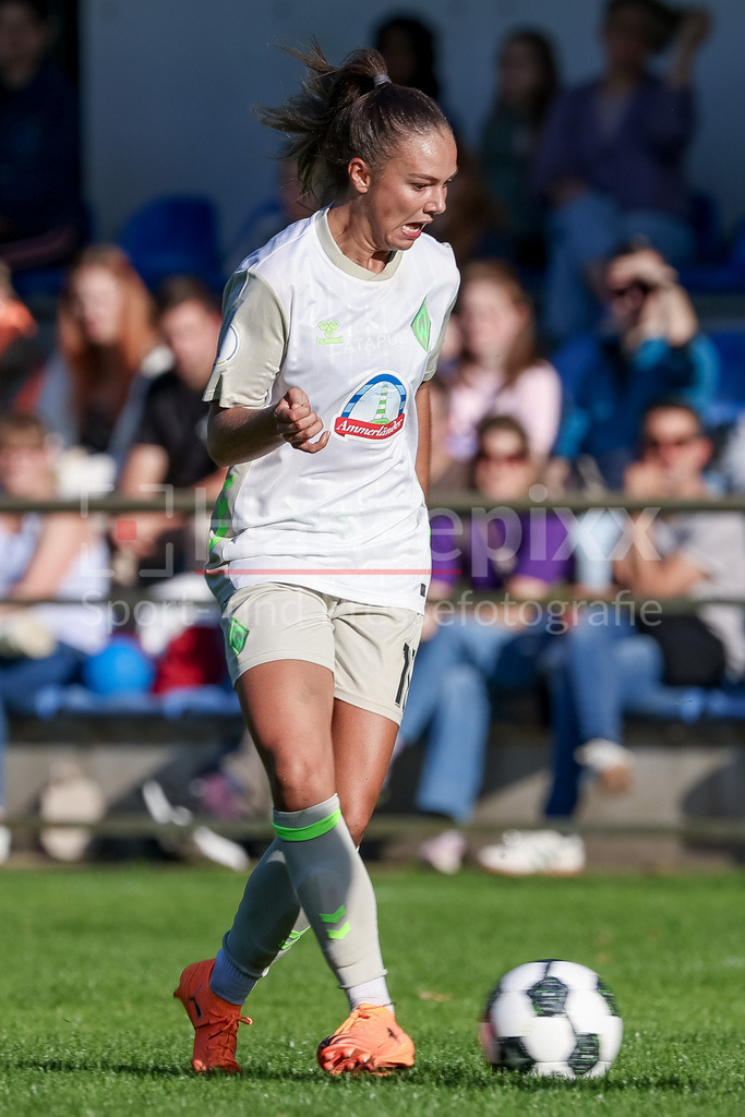 Fussball, DFB-Pokal Frauen, SC Victoria Hamburg - SV Werder Bremen | Ricarda Walkling (SV Werder Bremen, 13) am Ball, Freisteller, Einzelbild, Ganzkörper, Aktion, Action, Spielszene, DIE DFB-RICHTLINIEN UNTERSAGEN JEGLICHE NUTZUNG VON FOTOS ALS SEQUENZBILDER UND/ODER VIDEOÄHNLICHE FOTOSTRECKEN. DFB REGULATIONS PROHIBIT ANY USE OF PHOTOGRAPHS AS IMAGE SEQUENCES AND/OR QUASI-VIDEO.