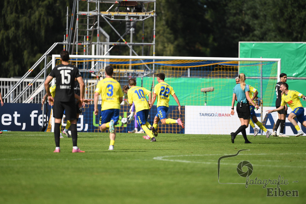 SV Atlas-Delmenhorst-Borussia Mönchengladbach | DFB-Pokal 1. Runde;SV Atlas Delmenhorst (gelb)-Borussia Mönchengladbach (schwarz) am 17.08.2025 in Oldenburg (Marschweg-Stadion), Photo: Philip Eiben 2025 - Realisiert mit Pictrs.com
