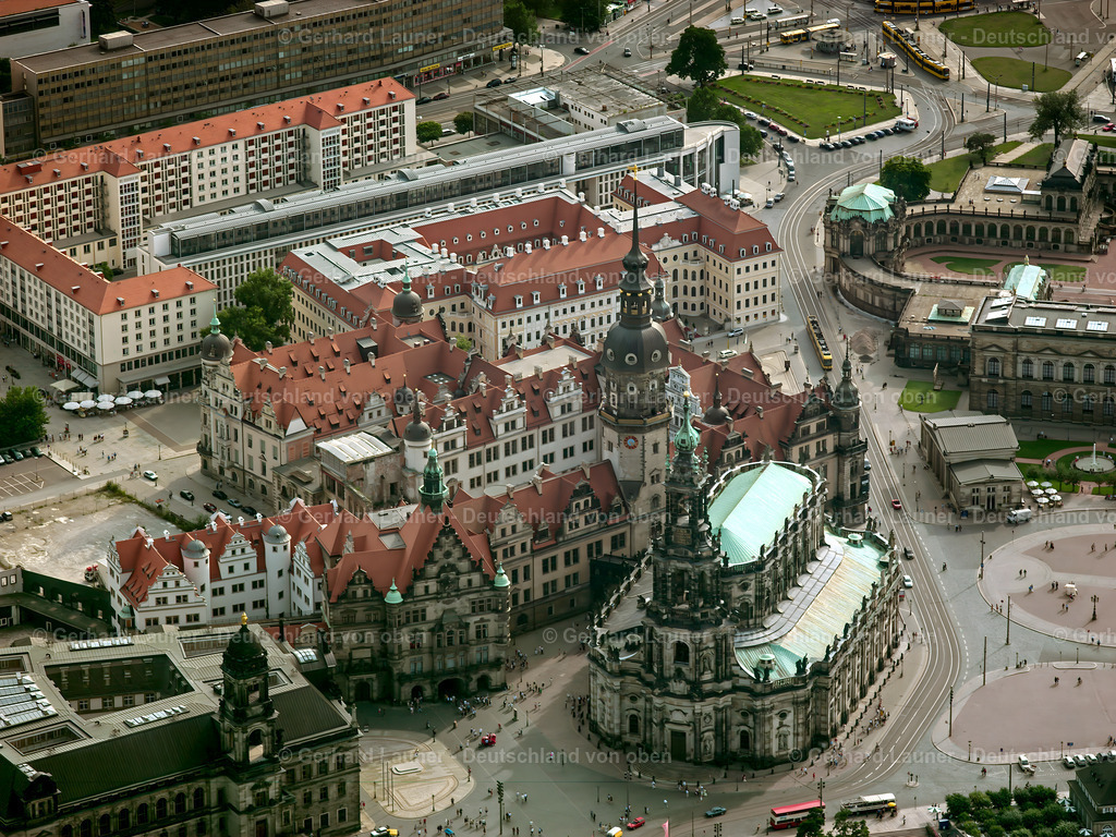 2417494 | DRESDEN  Blick auf die Kathedrale Sanctissimae Trinitatis in Dresden im Bundesland Sachsen. Sie ist Kathedrale des Bistums Dresden-Meißen sowie eine Stadtpfarrkirche Dresdens. Als ehemalige katholische Hofkirche, die 1739 bis 1755 im Stil des Barocks errichtet wurde, ist sie durch einen Übergang mit dem Residenzschloss verbunden und liegt am Altstädter Elbufer. // View of thecathedral Sanctissimae Trinitatis in Dresden in the state Saxony. Foto: Gerhard Launer