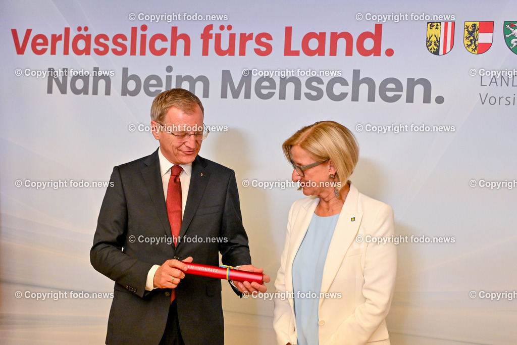 Pressekonferenz Land Ooe_ Oberoesterreich uebernimmt den Vorsitz in der Landeshauptleute-Konferenz_ 03.07.2024-66 | 03.07.2024, Linz, AUT, Pressekonferenz Land Ooe, Oberoesterreich uebernimmt den Vorsitz in der Landeshauptleute-Konferenz, im Bild Thomas Stelzer (VP, Landeshauptmann Oberoesterreich), Johanna Mikl-Leitner (VP, Landeshauptfrau Niederoesterreich)