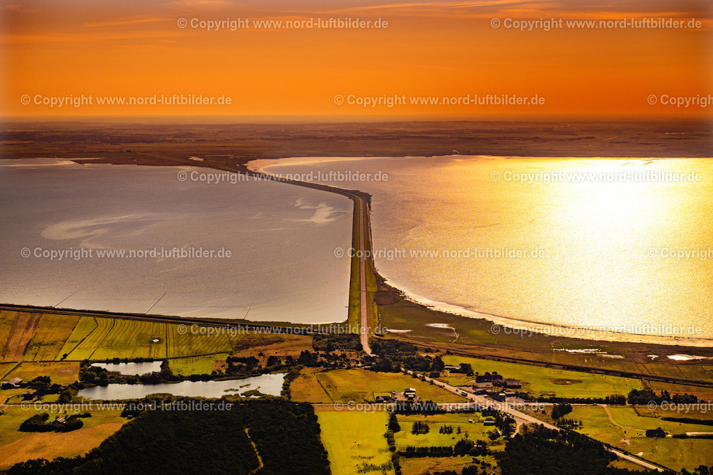 Römö_Damm_Dänemark_ELS_7207280824280824 | RöMö 28.08.2024 Verbindungsdamm zur Insel Römö in Dänemark. Die Insel kann über den 1948 fertiggestellten, mautfreien Römödaemningen (dt.: Röm-Damm; Länge: 9170 m) vom Festland erreicht werden. // Connection Causeway to the island of Roemoe in Denmark. The island can be the completed in 1948, toll free Roemoedaemningen (German: Roem Damm;) Length: 9170 m) are reached from the Mainland. Foto: Martin Elsen