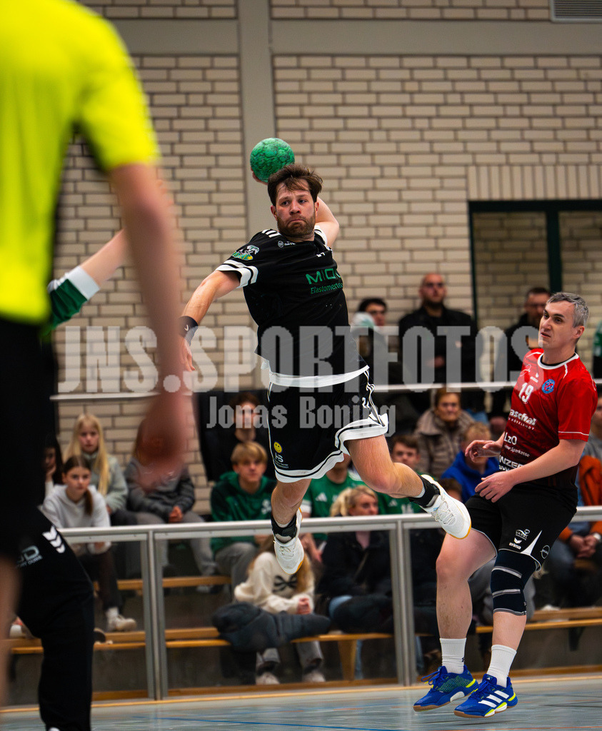Handball I Herren I Saison 2025-2026 I Verbandsliga West I 13. Runde I SFN Vechta - HSG Varel II I 8001 | Jan Linne (24, SFN Vechta) - Realisiert mit Pictrs.com