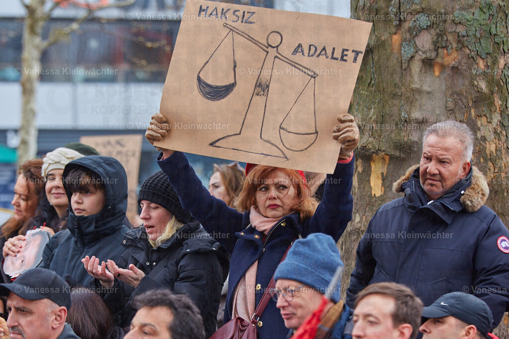 Wir sind alle Ekrem Imamoglu, Breitscheidplatz 30.03.2025 | Mehrere hundert Menschen demonstrieren am 30.03.2025 auf dem Berliner Breitscheidplatz für die Freilassung von Ekrem İmamoğlu sowie verhafteter Protestierender und für die Demokratie in der Türkei. Einige tragen Masken mit dem Gesicht des Istanbuler Bürgermeisters. - Realisiert mit Pictrs.com