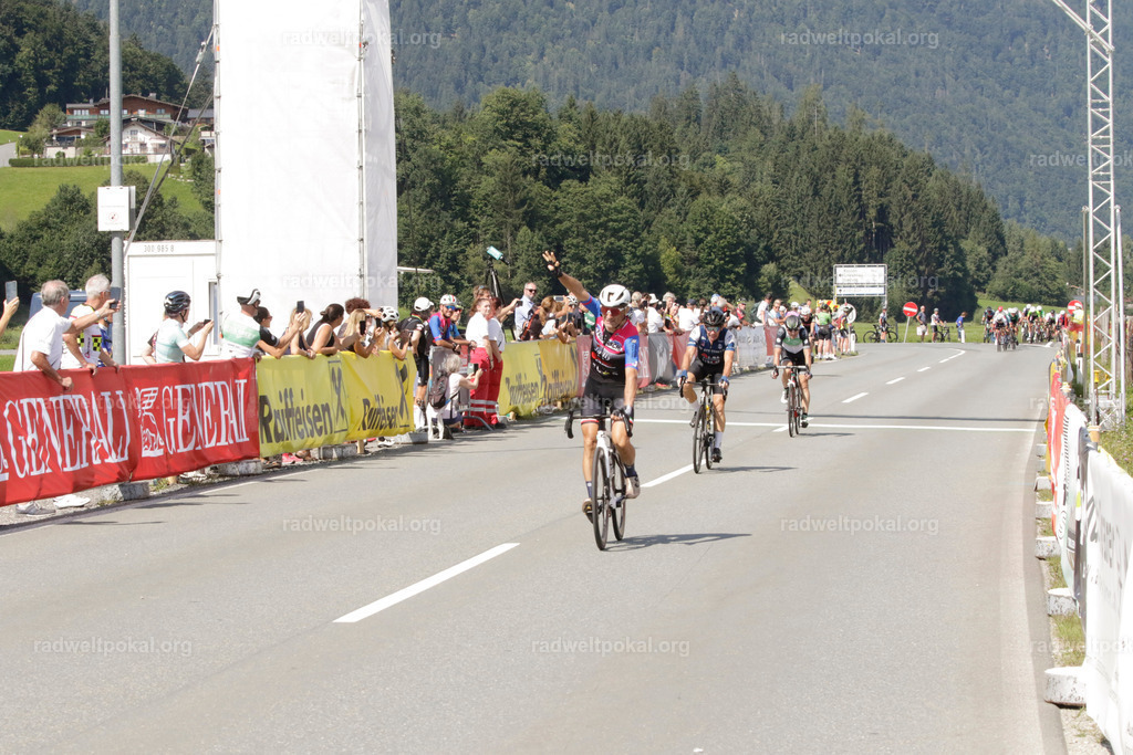1064_20230817_Bewerb_Maenner_Muehlanger | AUT - OESTERREICH, 2023-08-16: SPORT RENNRAD-FAHREN - 55. INTERNATIONALER RADWELTPOKAL IN ST. JOHANN IN TIROL  - Vintage-Radrennen mit WM-Bronze-Medaillen-Siegerin Christina Schweinberger, den Teilnehmer und Alexander Baumann (vom Orginastions-Team) - TAG 2 BEWERB MAENNER IN SECHS GRUPPEN  ; Foto: Roland Muehlanger