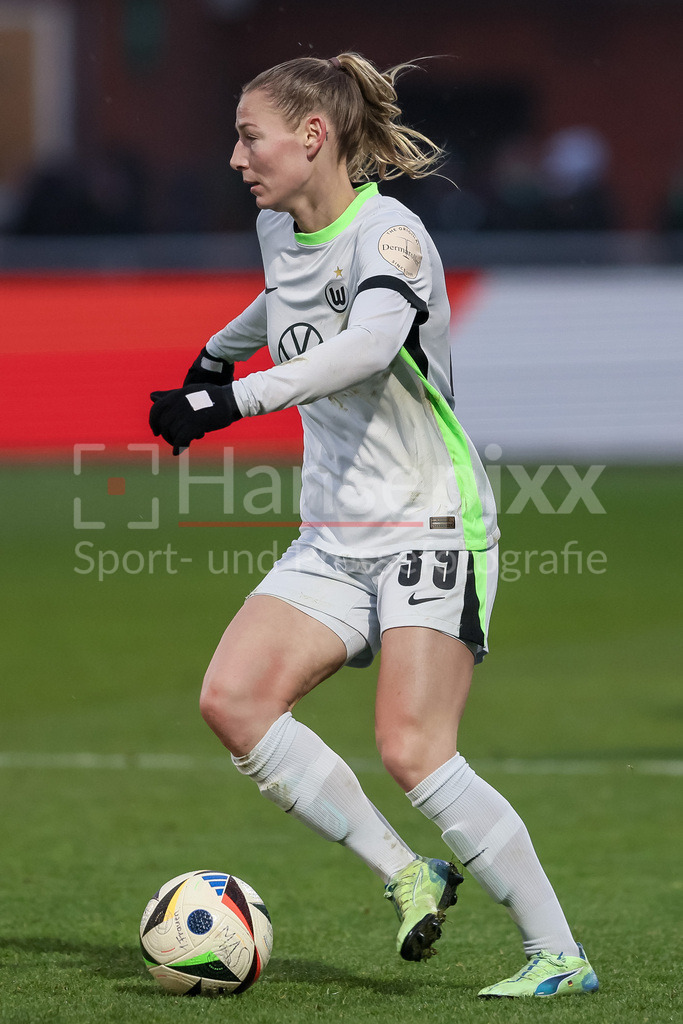 Fussball, Google Pixel Frauen-Bundesliga, SV Werder Bremen - VfL Wolfsburg | v.li.: Sarai Linder (VfL Wolfsburg, 39) am Ball, Freisteller, Einzelbild, Ganzkörper, Aktion, Action, Spielszene, DIE DFB-RICHTLINIEN UNTERSAGEN JEGLICHE NUTZUNG VON FOTOS ALS SEQUENZBILDER UND/ODER VIDEOÄHNLICHE FOTOSTRECKEN. DFB REGULATIONS PROHIBIT ANY USE OF PHOTOGRAPHS AS IMAGE SEQUENCES AND/OR QUASI-VIDEO.