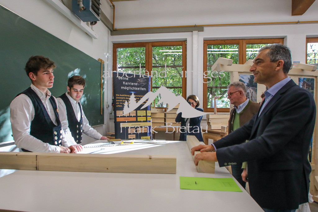 OE7A7311 | der Landrat besucht verschiedene Aussteller aus allen Wirtschaftsbereichen, Gespräche mit Auszubildenden und den Mitarbeitern