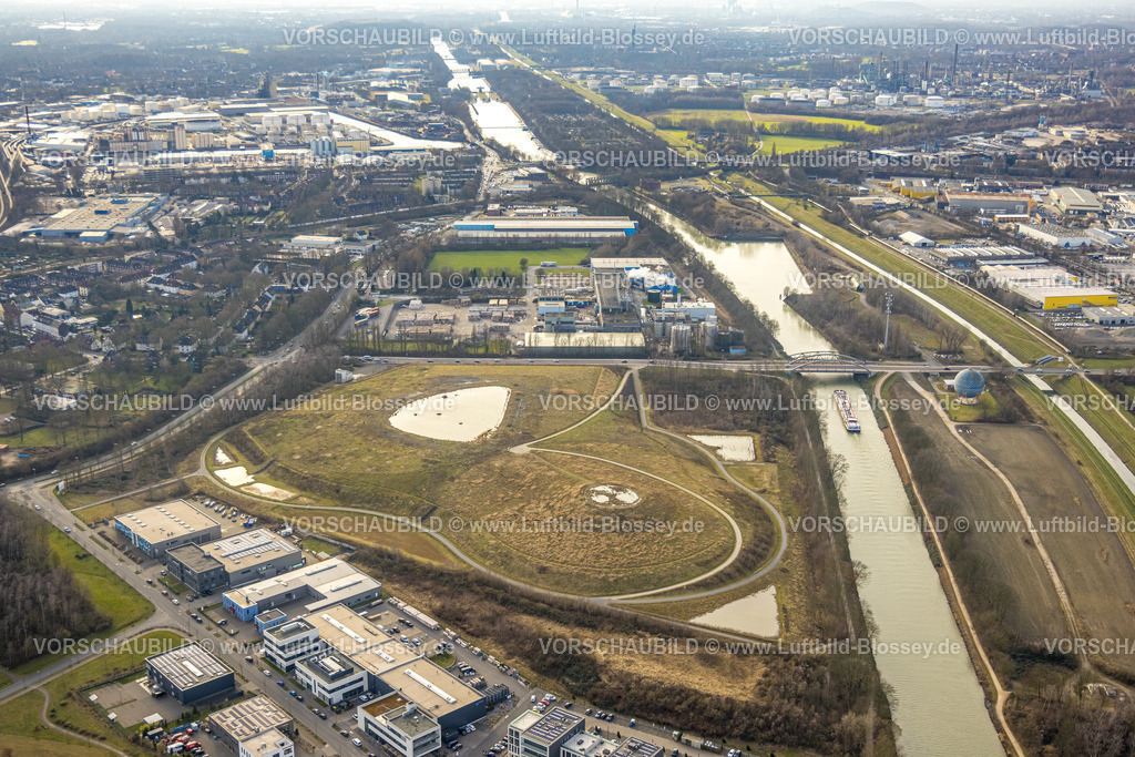 Gelsenkirchen250202874Sued | Luftbild, Halde an der Marina, Fluss Emscher und Rhein-Herne-Kanal mit Kanalbrücke Uechtingstraße mit Binnenschifffahrt, Skulptur Der Ball, Bismarck, Gelsenkirchen, Ruhrgebiet, Nordrhein-Westfalen, Deutschland