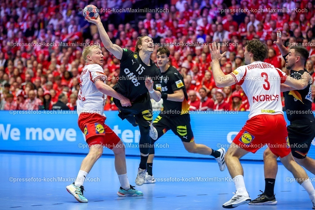 EHF26012603026 | 26.01.2026, Handball, Men's EHF EURO 2026, Deutschland - Dänemark, Jyske Bank Boxen in Herning, Dänemark, Main Round:  Juri Knorr (Germany #15) im Zweikampf gegen   Magnus Saugstrup Jensen (Denmark #15)  Niclas Vest Kirkelokke (Denmark #03)