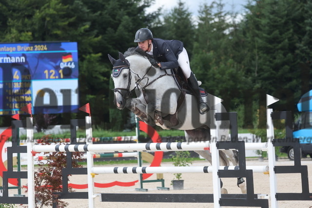 Waldachtal-Salzstetten_2024_Prfg.Nr.07_Springprfg.Kl.S_m.St_Jörg Oppermann_Exsklusiv_Stechen (14) | Alle Fotos der Reiterjournal Fotografin Doris Matthaes im Reiterjournal Online-Fotoshop. - Realisiert mit Pictrs.com