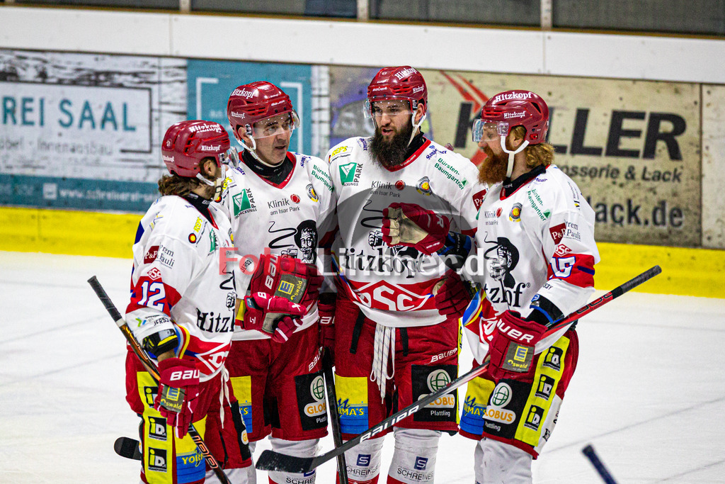 EC Peiting vs Deggendorfer SC | Eishockey Oberliga Süd Vorrunde 2024/2025, EC Peiting vs Deggendorfer SC, 20241228,Torjubel Deggendorf,2024-12-28 in Peiting (Eisstadion)Andree HULT (DSC 12), Thomas GREILINGER (DSC 39), Marcel PFÄNDER (DSC 88), Thomas PIELMEIER (DSC 15)Copyright: WolfgangxLindner foto-lindner.de