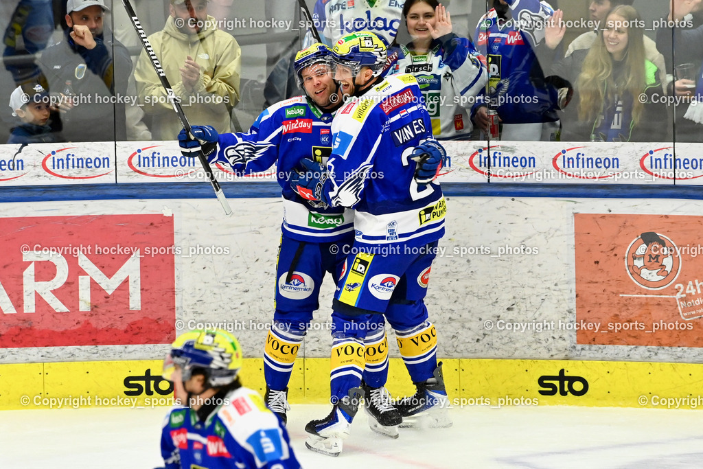 EC IDM Wärmepumpen VSV vs. Pioneers Vorarlberg | Jubel EC VSV Mannschaft, #26 Guus van Nes EC VSV, #95 Mark Katic EC VSV, EC IDM Wärmepumpen VSV vs. Pioneers Vorarlberg, EC IDM WÄRMEPUMPEN VSV vs. Pioneers Vorarlberg am 03.10.2025 in Villach (Stadthalle Villach), Austria, (Photo by Bernd Stefan)