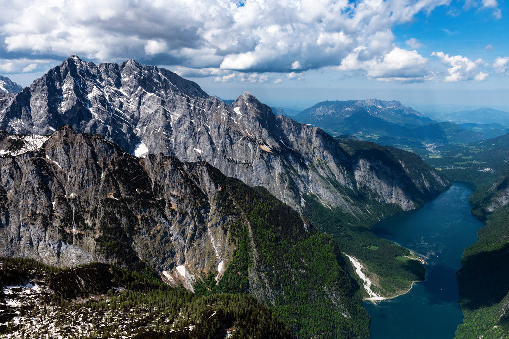 dr__0097762.jpg | SCHöNAU AM KöNIGSSEE 19.05.2022 Felsen- Massiv und Berglandschaft des Watzmann am Königssee im Nationalpark Berchtesgaden in Schönau am Königssee im Bundesland Bayern, Deutschland. // Rock and mountain landscape of Watzmann on Koenigssee in Nationalpark Berchtesgaden in Schoenau am Koenigssee in the state Bavaria, Germany. Foto: Daniel Reiter