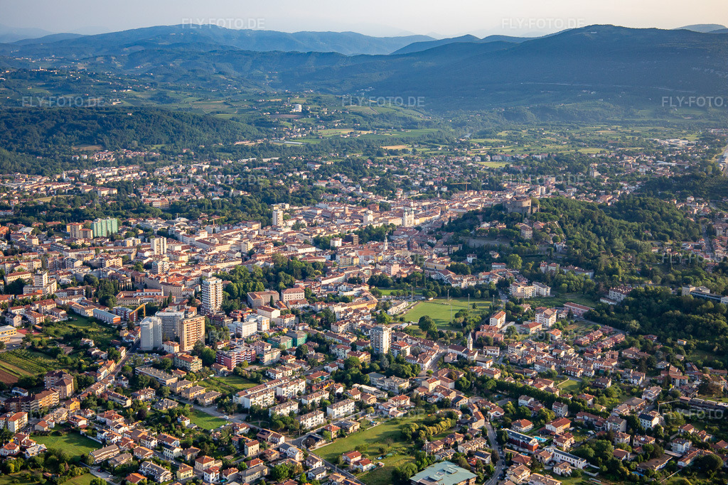 Luftbild: Innenstadt in Gorizia im Bundesland Gorizia in Italien. Foto: IMG_137610.jpg vom 16.07.2023 durch Werner Riehm/FLY-FOTO.de