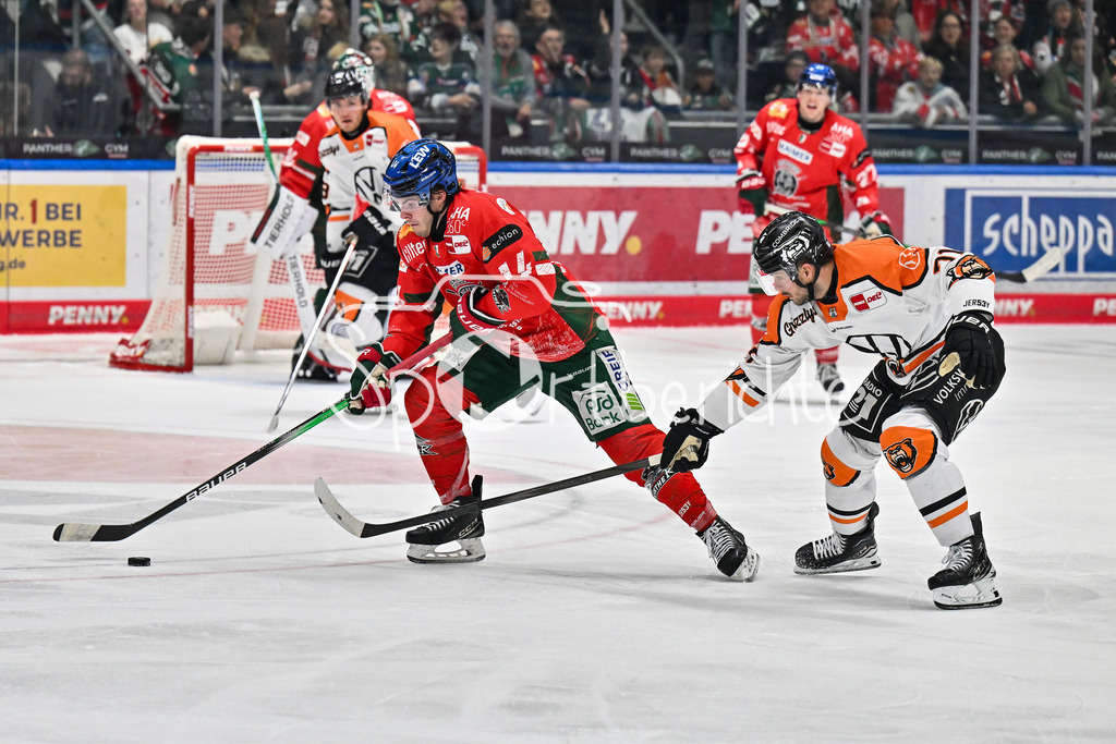 Augsburger Panther - Grizzlys Wolfsburg | im Duell D. J. BUSDEKER (Augsburger Panther 14) und Justin FESER (Grizzlys Wolfsburg 71) / Zweikampf / DEL: Augsburger Panther - Grizzlys Wolfsburg; Curt Frenzel Stadion am 10.10.2025