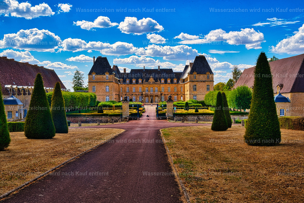 Bourgogne - Château de Commarin | Das historische Château de Commarin im Burgund präsentiert sich als malerisches französisches Wasserschloss mit markanten Türmen, umgeben von einem ruhigen Wassergraben und einer idyllischen Parklandschaft. - Realisiert mit Pictrs.com