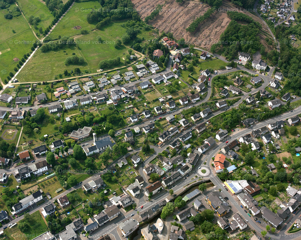 2611059 | EIBELSHAUSEN 09.06.2006 Wohngebiet einer Einfamilienhaus- Siedlung  in Eibelshausen im Bundesland Hessen, Deutschland // Single-family residential area of settlement  in Eibelshausen in the state Hesse, Germany Foto: Gerhard Launer