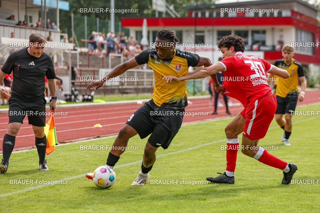 1_SVSKFC_20250726_1610.JPG -  - SV Schermbeck - KFC Uerdingen  - Testspiel | Schermbeck, Deutschland, 26.07.25: Derick Kwaku Gyamfi (KFC Uerdingen) und Ilias Bouassaria (SV Schermbeck) im Kampf um den Ball während des Testspiel Spiels zwischen SV Schermbeck - KFC Uerdingen  in der Volksbank Arena am 26. July 2025 in Schermbeck, Deutschland. (Foto von Stefan Brauer/Brauer-Fotoagentur)
