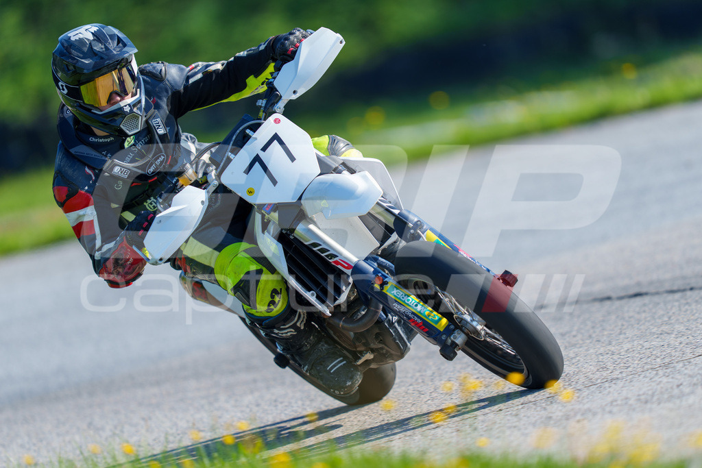 SuperMoto_Staatsmeisterschaft_Greinbach_046 | GRIPcapture steht für authentische Sportfotografie in Österreich – für Momente, die mehr sind als Geschwindigkeit oder Ergebnis. Es geht um Emotion, Spannung, Fokus und den Augenblick, der oft nur einen Wimpernschlag dauert.Ob Motorsport, Teamsport oder 