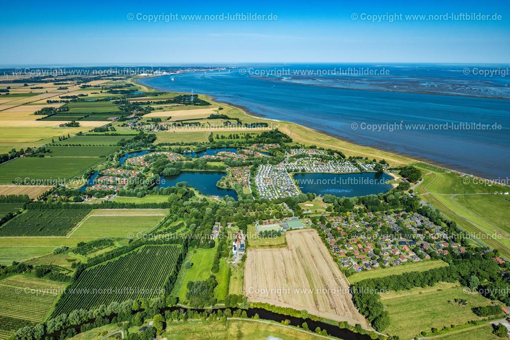 Otterndorf_Feriendorf_ELS_9750130822 | OTTERNDORF 13.08.2022 Freizeitanlage See Achtern Diek in Otterndorf-Norderteil im Bundesland Niedersachsen. Wasser- und Landschaftspark mit Ferienhaus-Siedlung, Campingplatz und Süßwasser-Badeseen gleich hinter dem Nordseedeich. // Leisure facility See Achtern Diek in Otterndorf-Norderteil in the state of Lower Saxony. Water and landscape park with holiday home area, camping and freshwater lakes. Foto: Martin Elsen