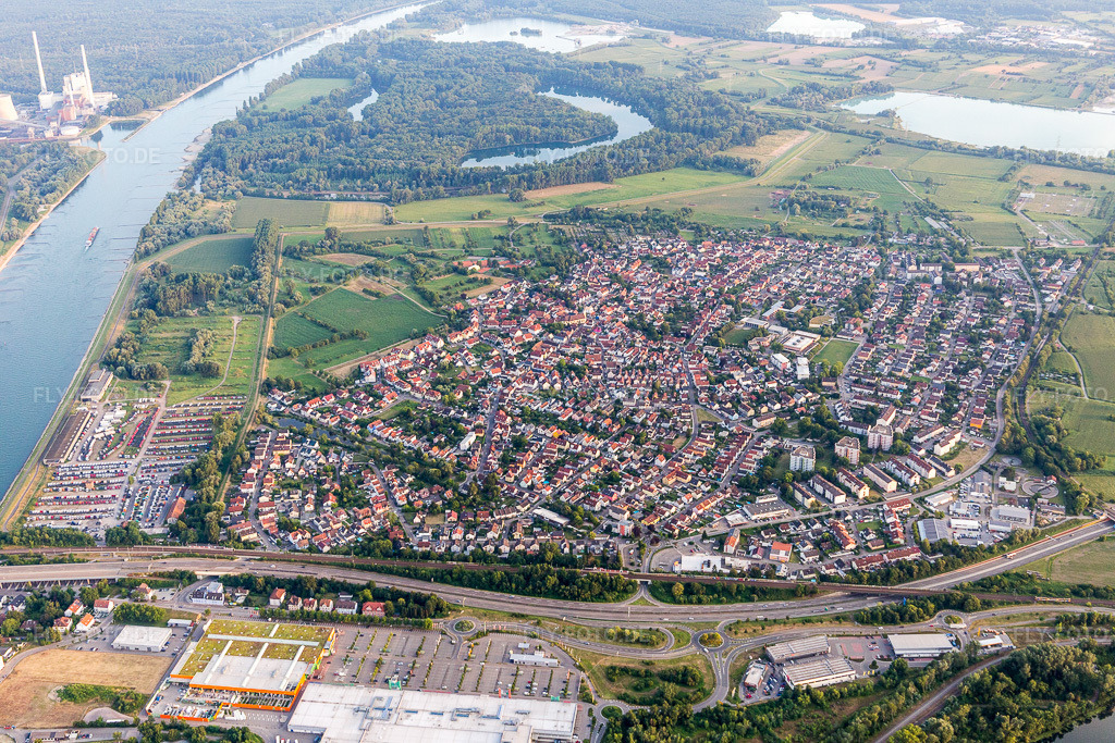 Luftbild: Maximiliansau, LKW-Lager am Rhein im Ortsteil Maximiliansau in Wörth im Bundesland Rheinland-Pfalz in Deutschland. Foto: IMG_109137.jpg vom 19.07.2018 durch Werner Riehm/FLY-FOTO.de