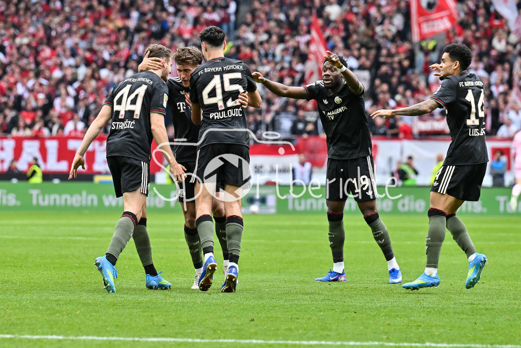 SC Freiburg - FC Bayern München | FREIBURG, GERMANY - 04. APRIL: Jubel der Bayern nach dem Treffer zum 2-2 Ausgleich durch TOM BISCHOF (FC Bayern Munich 20) / Tor / Torschuetze / Freude / Happy / während dem Bundesligamatch zwischen dem SC Freiburg und dem FC Bayern München am 28. Spieltag im Europa-Park Stadion / DFL REGULATIONS PROHIBIT ANY USE OF PHOTOGRAPHS AS IMAGE SEQUENCES AND/OR QUASI-VIDEO