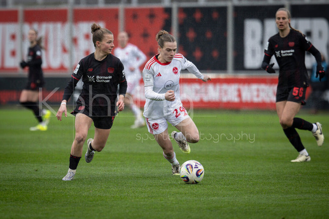 Frauen Fußball-Bundesliga; Bayer 04 Leverkusen - 1. FC Nürnberg, 31.01.2026 | Kristin Kögel (Bayer 04 Leverkusen, 11), Nastassja Lein (1. FC Nürnberg, 24) ; Bayer 04 Leverkusen - 1. FC Nürnberg an Spieltag 16 der Google Pixel Frauen-Bundesliga am 31.01.2026 im Ulrich-Haberland-Stadion in Leverkusen (Nordrhein-Westfalen). DFL REGULATIONS PROHIBIT ANY USE OF PHOTOGRAPHS AS IMAGE SEQUENCES AND/OR QUASI-VIDEO.