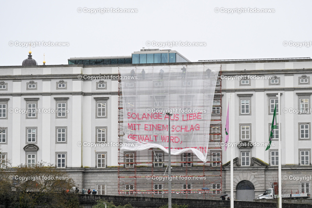 50 Jahre Kunstuniversitaet Linz - Enthuellung des feministischen Kunstprojekts_ 14.03.2023-2 | 14.03.2023, Linz, AUT, 50 Jahre Kunstuniversitaet Linz - Enthuellung des feministischen Kunstprojekts, im Bild Enthuellung des Transparent - 

SOLANGE AUS LIEBE MIT EINEM SCHLAG GEWALT WIRD, BIN ICH FEMINISTIN