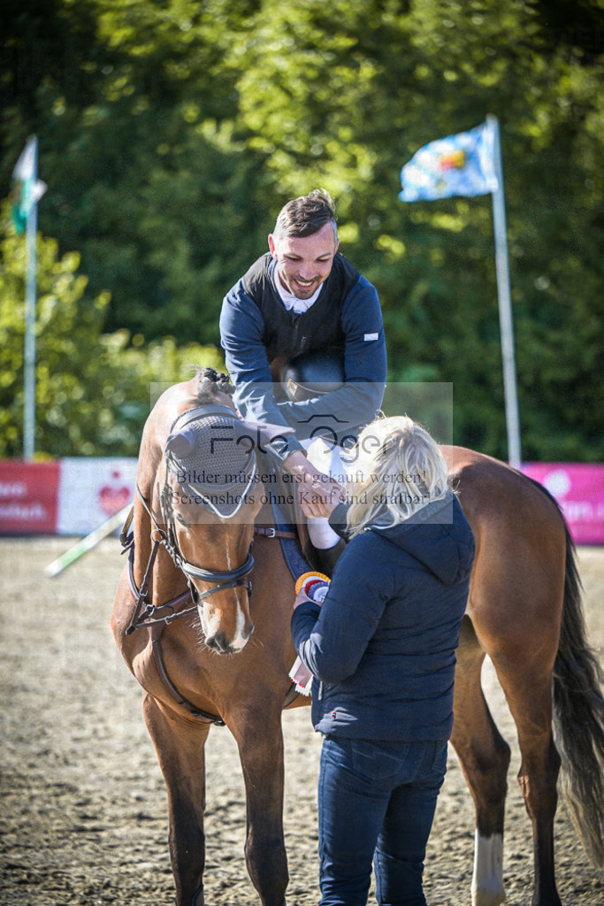 DOS_7276 | Entdecke hochwertige Reitturnierfotos von Foto Oger. Professionell, emotional und authentisch – jetzt Lieblingsmomente im Shop bestellen.Deutschlandweite Turnierfotografie. - Realisiert mit Pictrs.com
