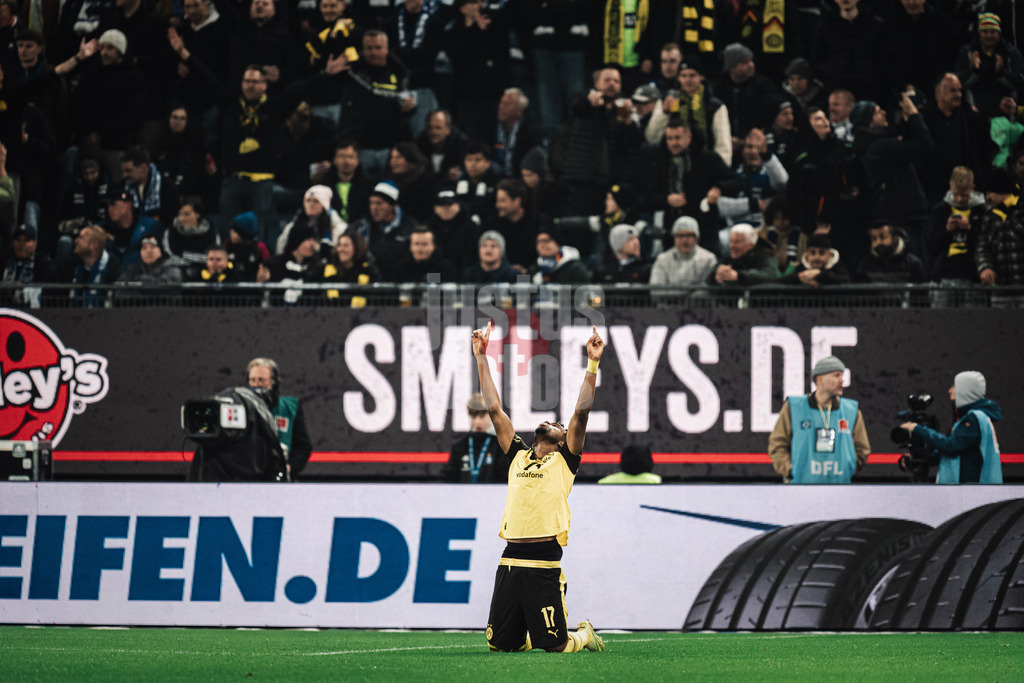 Fußball | Männer | Saison 2025/2026 | 1. Fußball-Bundesliga | 10. Spieltag | Hamburger SV vs. Borussia Dortmund | 08.11.2025 | Carney Chukwuemeka (#17, Borussia Dortmund) schießt ein Tor 1:0 und jubelt betet